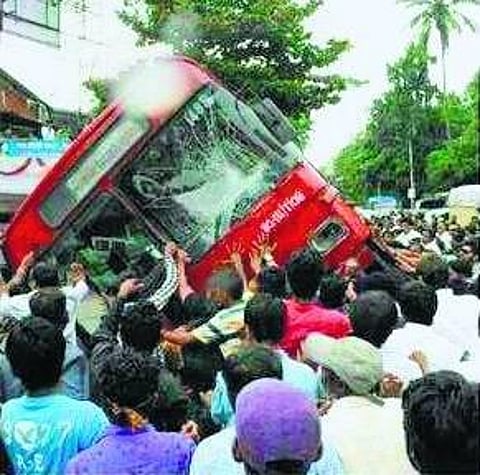 2 பேரை மீட்க 50 பேர் சேர்ந்து பேருந்தையே தூக்கினர்: புனேயில் அதிசயம்