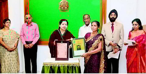 சிறந்த கைவினைக் கலைஞர்களுக்கு ‘பூம்புகார்’, ‘வாழும் பொக்கிஷம்’ விருதுகள் - முதல்வர் ஜெயலலிதா வழங்கினார்