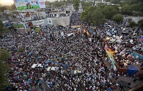 பாகிஸ்தான் பிரதமருக்கு எதிர்ப்பு வலுக்கிறது: தலைமைச் செயலகத்தை கைப்பற்றினர் போராட்டக்காரர்கள்