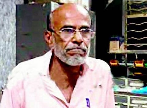 ரூ.20 லட்சம் பணத்துக்காக கணவனை சங்கிலியால் கட்டிப்போட்ட மனைவி கைது: உடந்தையாக இருந்த மகன்களும் கைது