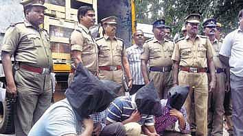 ரூ.2 கோடி மதிப்புள்ள மருந்துகளுடன் வாகனம் கடத்தல்: ஆயுதப் படை போலீஸ் உட்பட 4 பேர் கைது