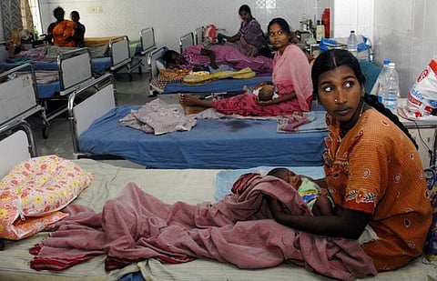 செவிலியரும் இல்லை, விளக்கும் இல்லை: இருளில் வெறும் தரையில் இளம்பெண்ணுக்கு பிரசவம்- துணை சுகாதார நிலையத்தில் அவலம்