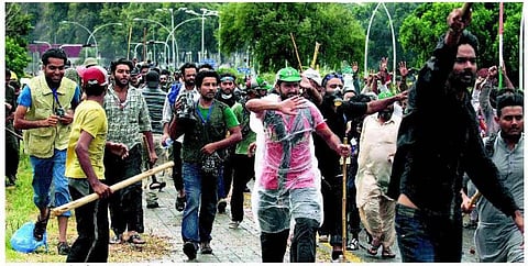 பாகிஸ்தான் அரசியல் நெருக்கடி: ராணுவ தளபதியுடன் பிரதமர் ஆலோசனை