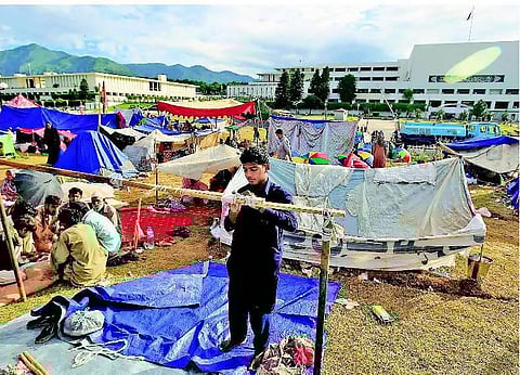 இம்ரான் கானுடன் எதிர்க்கட்சியினர் பேச்சுவார்த்தை: பாகிஸ்தானில் கலவரத்தை முடிவுக்குக் கொண்டு வர தீர்மானம்