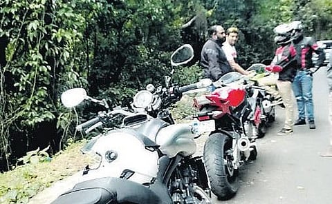 கொடைக்கானலில் குவியும் `லாங் ரைடு ரேஸ் பைக் இளைஞர்கள்: மலைச் சாலைகளில் சாகசம் செய்வதால் விபத்து அபாயம்