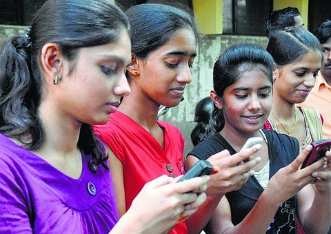 இளம்பெண்களின் செல்போன் மோகம் ஏன்?