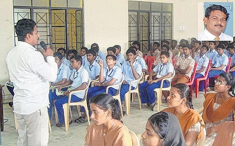 5 லட்சம் மாணவர்கள்.. 5 ஆயிரம் மரக் கன்றுகள்!: ஒரு கல்லூரிப் பேராசிரியரின் லட்சியக் கனவு