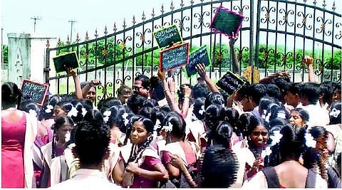 பாடம் நடத்த ஆசிரியர்கள் இல்லை: ஆசிரியர் தினத்தில் ஆதிதிராவிடர் பள்ளி மாணவர்கள் மறியல்