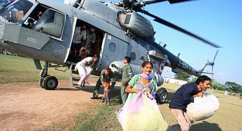 காஷ்மீரில் வெள்ளத்தால் ஆயிரக்கணக்கானோர் தவிப்பு: மோசமான வானிலையால் மீட்புப் பணிகள் பாதிப்பு