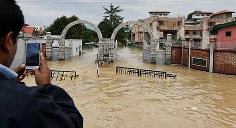 காஷ்மீர் கனமழை துயரம்: உதவிக்கு சமூக வலைதளங்களை நாடும் மக்கள்