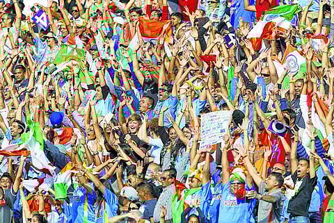 தோனியை விமர்சித்த பிரிட்டன் ஊடகங்கள்: இந்திய ரசிகர்கள் கூச்சல் எதிரொலி