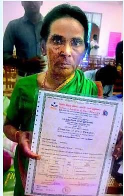 50 வயதில் தொழில் கல்வி சான்றிதழ் பெற்ற பெண்: கற்கும் பாரதம் திட்டத்தில் பயின்றவர்