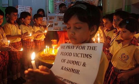 காஷ்மீர் வெள்ளம்: ஆபத்திலும் மனிதநேயம் காட்டிய ரஷ்ய பெண்கள்