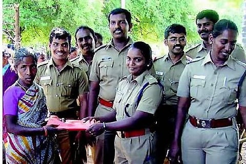 ஊர்க்காவல் படையினரின் ‘ஆடை கொடை’