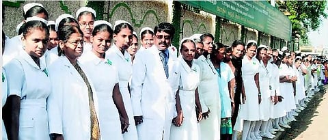 பெண்களை விட ஆண்களே அதிக அளவில் தற்கொலை: ஆய்வில் தகவல் - பொது மருத்துவமனையில் விழிப்புணர்வு மனித சங்கிலி