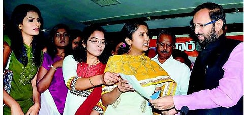 ஊடக சுதந்திரம்: தெலங்கானா முதல்வர் சர்ச்சைப் பேச்சுக்கு மத்திய அமைச்சர் கருத்து