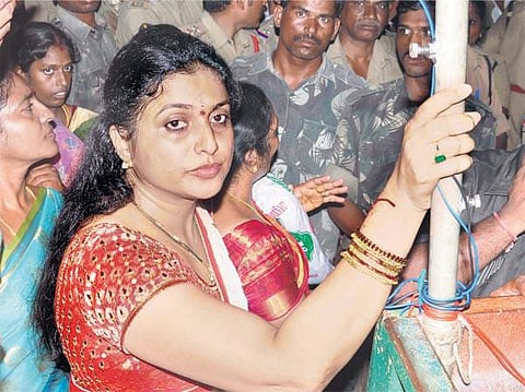 கோயில் திருவிழாவில் ரோஜா மீது தாக்குதல் கூட்டத்தைக் கலைக்க போலீஸார் தடியடி