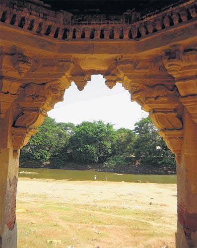 திருமஞ்சனக் கோயில்களும் நீராழி மண்டபங்களும்