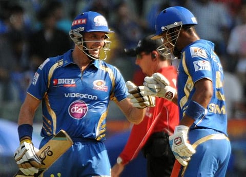 மைக் ஹஸ்ஸி, சிம்மன்ஸ் அதிரடி பேட்டிங்: மும்பை இந்தியன்ஸ் அணிக்கு மிகப்பெரிய வெற்றி