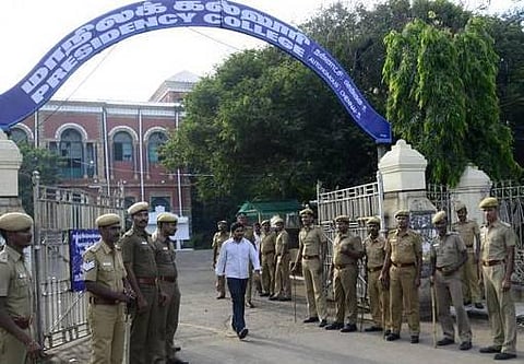 மாணவர்கள் கைது: சென்னை - மாநிலக் கல்லூரியில் உள்ளிருப்பு போராட்டம்