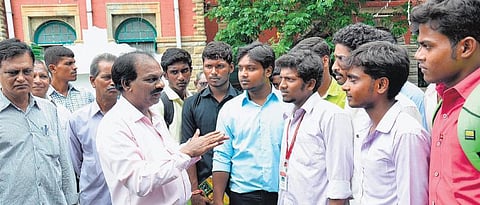 கோஷ்டி மோதலை தடுக்க போலீஸார் நடவடிக்கை: கல்லூரி மாணவர்கள் வரும் பேருந்துகளில் சோதனை