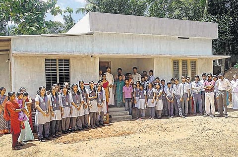 தொழிலாளியின் கனவு இல்லத்தை நனவாக்கிய மாணவர்கள்: குருவி போல் சேகரித்த பணத்தில் வீடு