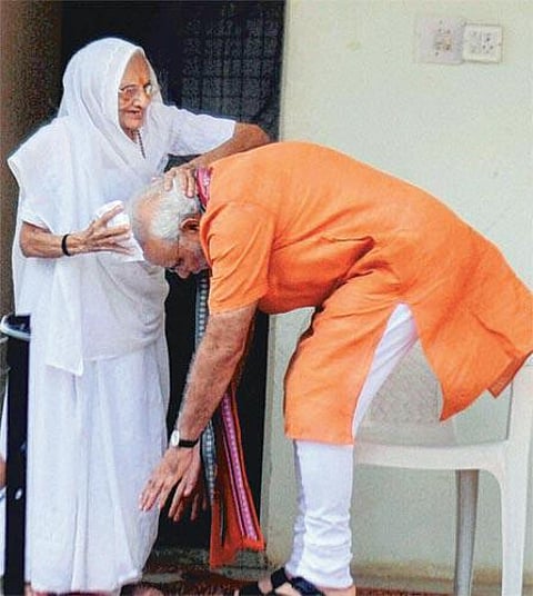 பிறந்த நாளையொட்டி தாயாரிடம் ஆசி பெற்றார் மோடி: காஷ்மீர் நிவாரண நிதிக்கு ரூ.5,000 வழங்கினார் ஹிராபென்