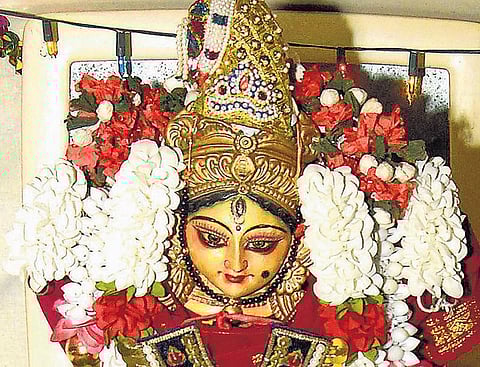 அனைத்து உயிர்களிலும் அம்பிகை