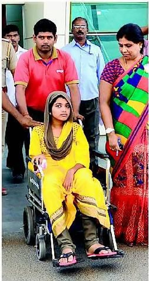 புற்றுநோயால் பாதித்த ஏழைச் சிறுமியின் நிறைவேறாத ஆசை: விமானத்தை தொட்டுப் பார்க்கவே முடிந்த பரிதாபம்