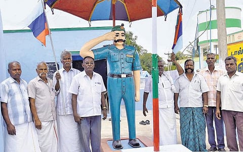 கிருஷ்ணகிரியில் ஒரு ராணுவ கிராமம்: நாட்டுக்காக உயிர் தியாகம் செய்தவர்களுக்கு சிலை வைத்து வணங்கும் மக்கள்