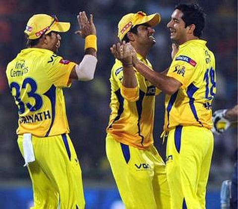 பந்து வீச்சிற்கான ரன் அப் ஆரம்பித்த பிறகு பவுலரை மாற்ற முயன்ற தோனி