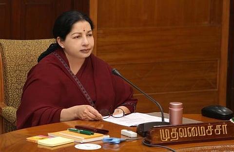 இந்தியை முதன்மைப் பாடமாக்கும் உத்தரவு தமிழக பல்கலை.களை கட்டுப்படுத்தாது: ஜெயலலிதா திட்டவட்டம்