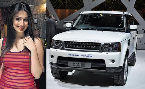 வெள்ளை ரோவர் மீது கொள்ளைப் பிரியம் - லட்சுமி ராய்