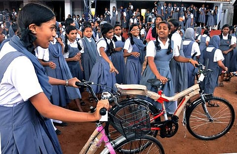 வங்கிக் கடனை திருப்பிச் செலுத்துவதில் முன்மாதிரியாகத் திகழும் கேரள மாணவிகள்