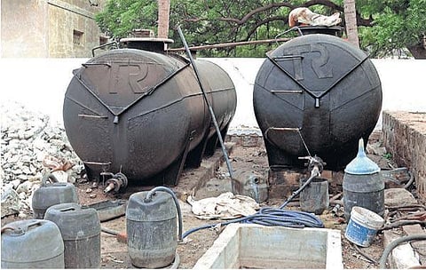 மதுரையில் பதுக்கி வைக்கப்பட்டிருந்த 15,160 லிட்டர் ஆசிட் பறிமுதல்: சோதனையிட்ட அதிகாரிகள் அதிர்ச்சி