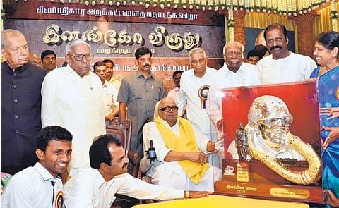 சிலப்பதிகார அறக்கட்டளை சார்பில் கருணாநிதிக்கு இளங்கோ விருது, பூம்புகார் சிற்பி பட்டம்: இலக்கிய வளர்ச்சிக்கு அனைவரும் உதவ வேண்டுகோள்