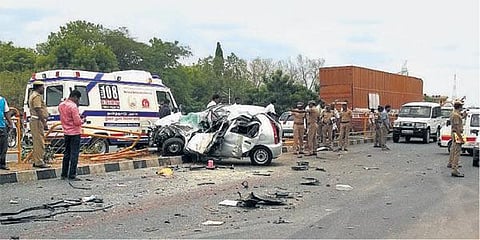 லாரி மீது கார் மோதியதில் ஒரே குடும்பத்தில் 5 பேர் பலி: தருமபுரி அருகே கோர விபத்து