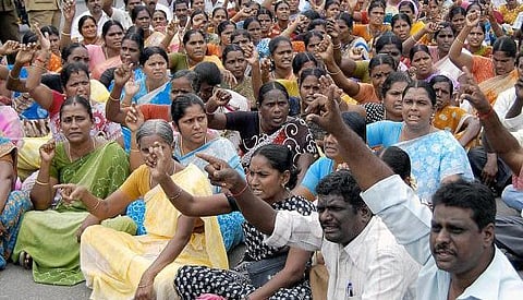 மக்கள்நலப் பணியாளருக்கு மாற்றுப் பணி: உச்ச நீதிமன்றம் தடை - அரசின் மேல் முறையீட்டு வழக்கில் உத்தரவு