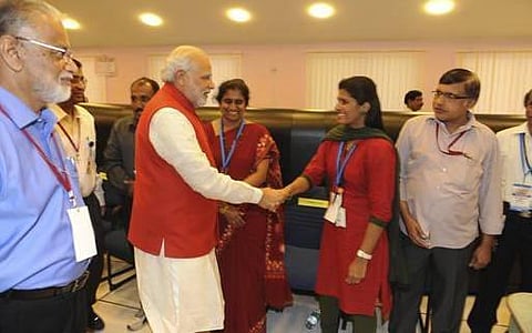 சிவப்புக் கோள் வெற்றியை கொண்டாட சிவப்புச் சட்டையில் வந்த மோடி