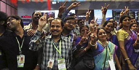 மங்கள்யானை வெற்றிகரமாக செவ்வாய் சுற்றுவட்டப் பாதையில் நிலைநிறுத்தியது இஸ்ரோ