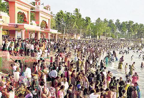 ராமேசுவரத்தில் மஹாளய அமாவாசையை முன்னிட்டு பல்லாயிரக்கணக்கானோர் தீர்த்தம் ஆடினர்