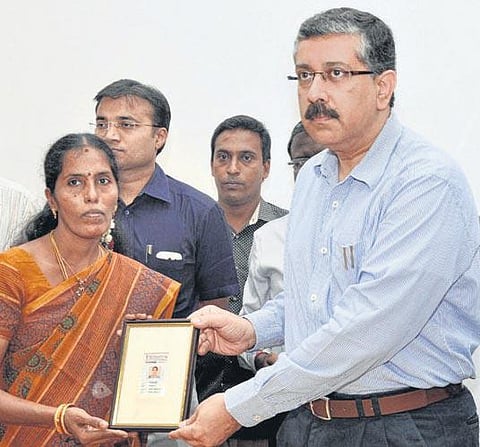 புதிய வாக்காளர்கள் அனைவருக்கும் வண்ண அடையாள அட்டை: மாநகராட்சி ஆணையர் விக்ரம் கபூர் தகவல்