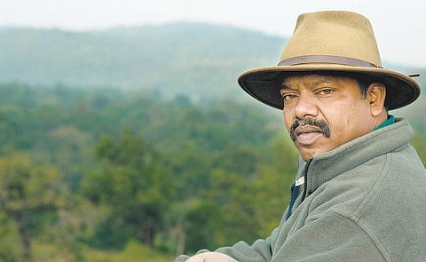 துரத்துகிறார் தேவ் பட்நாயக்