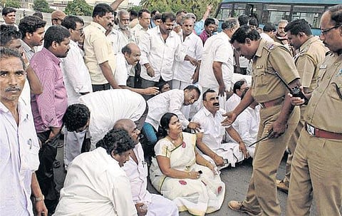 கர்நாடக போலீஸாரை கண்டித்து அதிமுகவினர் மறியல்