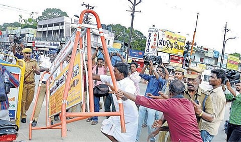 ஜெ. தீர்ப்பின் எதிரொலி: தமிழத்தில் பரவலாக மக்கள் அவதி