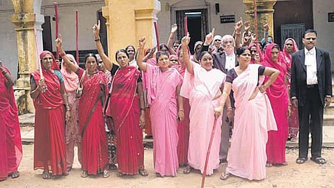 அநியாயங்களைத் தட்டி கேட்கும் பெண்கள் படை