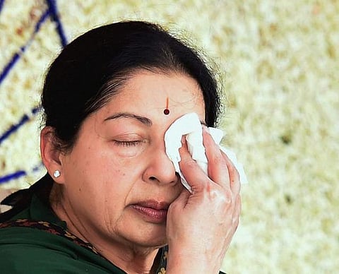 தண்டனைக்கு தடை, ஜாமீன் கோரி கர்நாடக உயர் நீதிமன்றத்தில் ஜெயலலிதா சார்பில் இன்று மனு