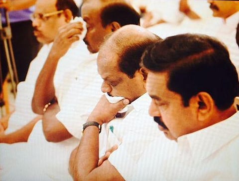 தமிழக அமைச்சர்கள் கண்ணீர் மல்க பதவியேற்பு