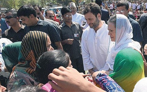 காஷ்மீரில் வெள்ள பாதிப்பு பகுதிகளில் சோனியா, ராகுல்