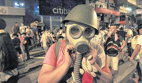 கண்ணீர்ப் புகைக் குண்டுகள் வீசிய பிறகும்: ஹாங்காங்கில் மக்கள் போராட்டம் வலுக்கிறது